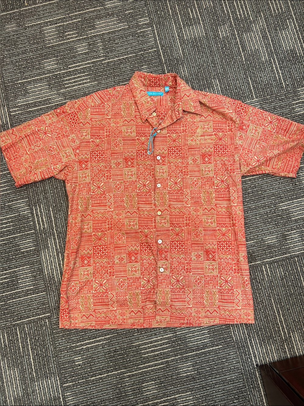 Tori Richard Red & Gold Geometric Print Short-Sleeve Button-Up